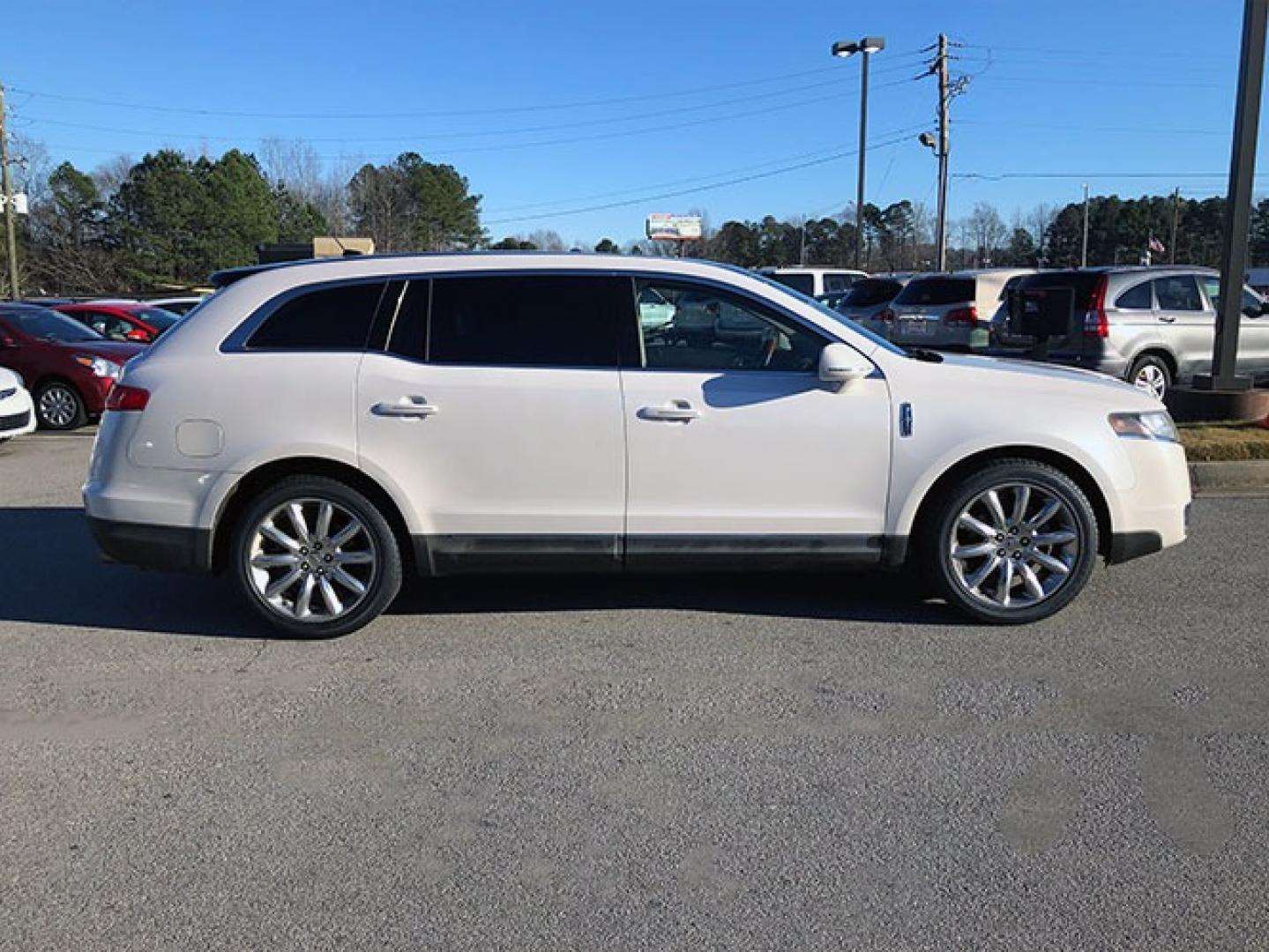 2010 Lincoln MKT FWD (2LMHJ5FR7AB) with an 3.7L V6 DOHC 24V engine, 6-Speed Automatic transmission, located at 7710 Tara Blvd, Jonesboro, GA, 30236, (678) 450-1000, 33.544365, -84.367821 - Photo#7