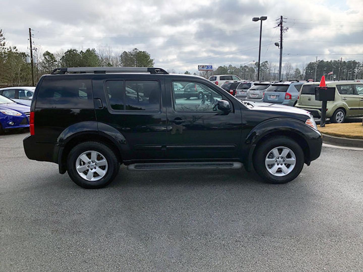 2011 Nissan Pathfinder LE 2WD (5N1AR1NN2BC) with an 4.0L V6 DOHC 24V engine, 5-Speed Automatic transmission, located at 7710 Tara Blvd, Jonesboro, GA, 30236, (678) 450-1000, 33.544365, -84.367821 - Photo#9
