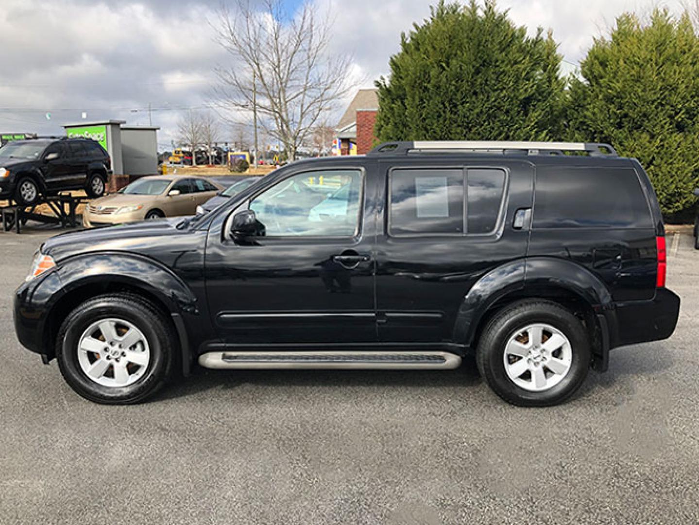 2011 Nissan Pathfinder LE 2WD (5N1AR1NN2BC) with an 4.0L V6 DOHC 24V engine, 5-Speed Automatic transmission, located at 7710 Tara Blvd, Jonesboro, GA, 30236, (678) 450-1000, 33.544365, -84.367821 - Photo#3