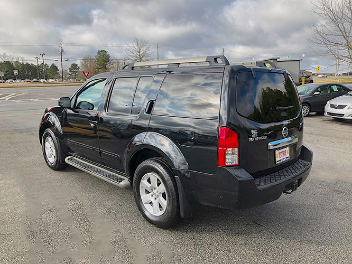 2011 Nissan Pathfinder LE 2WD (5N1AR1NN2BC) with an 4.0L V6 DOHC 24V engine, 5-Speed Automatic transmission, located at 7710 Tara Blvd, Jonesboro, GA, 30236, (678) 450-1000, 33.544365, -84.367821 - Photo#4