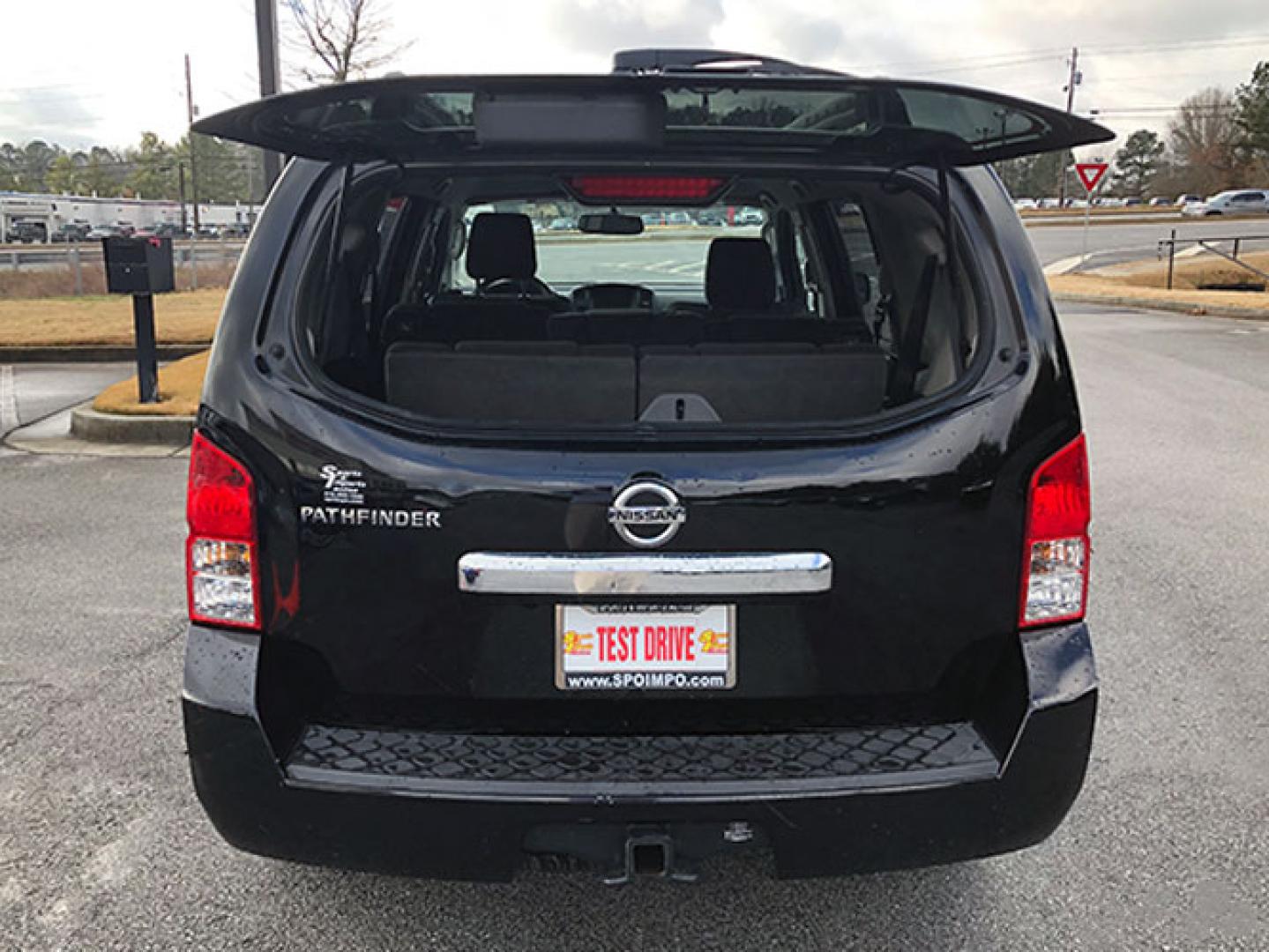 2011 Nissan Pathfinder LE 2WD (5N1AR1NN2BC) with an 4.0L V6 DOHC 24V engine, 5-Speed Automatic transmission, located at 7710 Tara Blvd, Jonesboro, GA, 30236, (678) 450-1000, 33.544365, -84.367821 - Photo#6