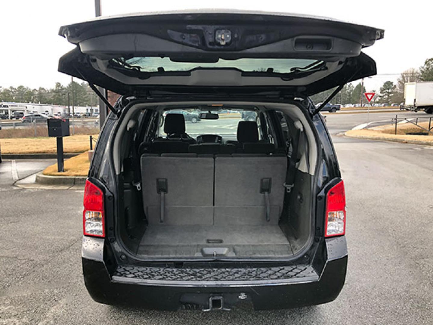 2011 Nissan Pathfinder LE 2WD (5N1AR1NN2BC) with an 4.0L V6 DOHC 24V engine, 5-Speed Automatic transmission, located at 7710 Tara Blvd, Jonesboro, GA, 30236, (678) 450-1000, 33.544365, -84.367821 - Photo#7