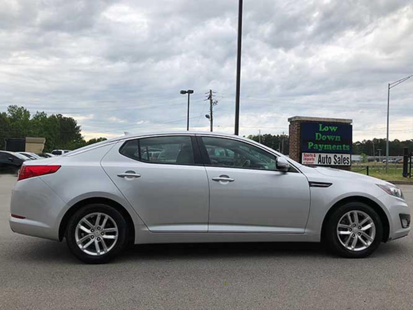 2012 Kia Optima LX MT (5XXGM4A78CG) with an 2.4L L4 DOHC 16V engine, 6-Speed Automatic transmission, located at 620 Jesse Jewell Pkwy, Gainesville, GA, 30501, (678) 450-1000, 34.305923, -83.809784 - Photo#4