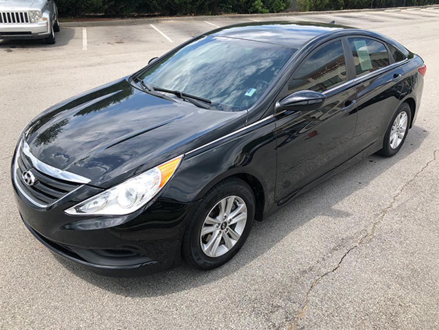 2014 Hyundai Sonata GLS (5NPEB4AC8EH) with an 2.4L L4 DOHC 16V engine, 6-Speed Automatic transmission, located at 620 Jesse Jewell Pkwy, Gainesville, GA, 30501, (678) 450-1000, 34.305923, -83.809784 - Photo#2