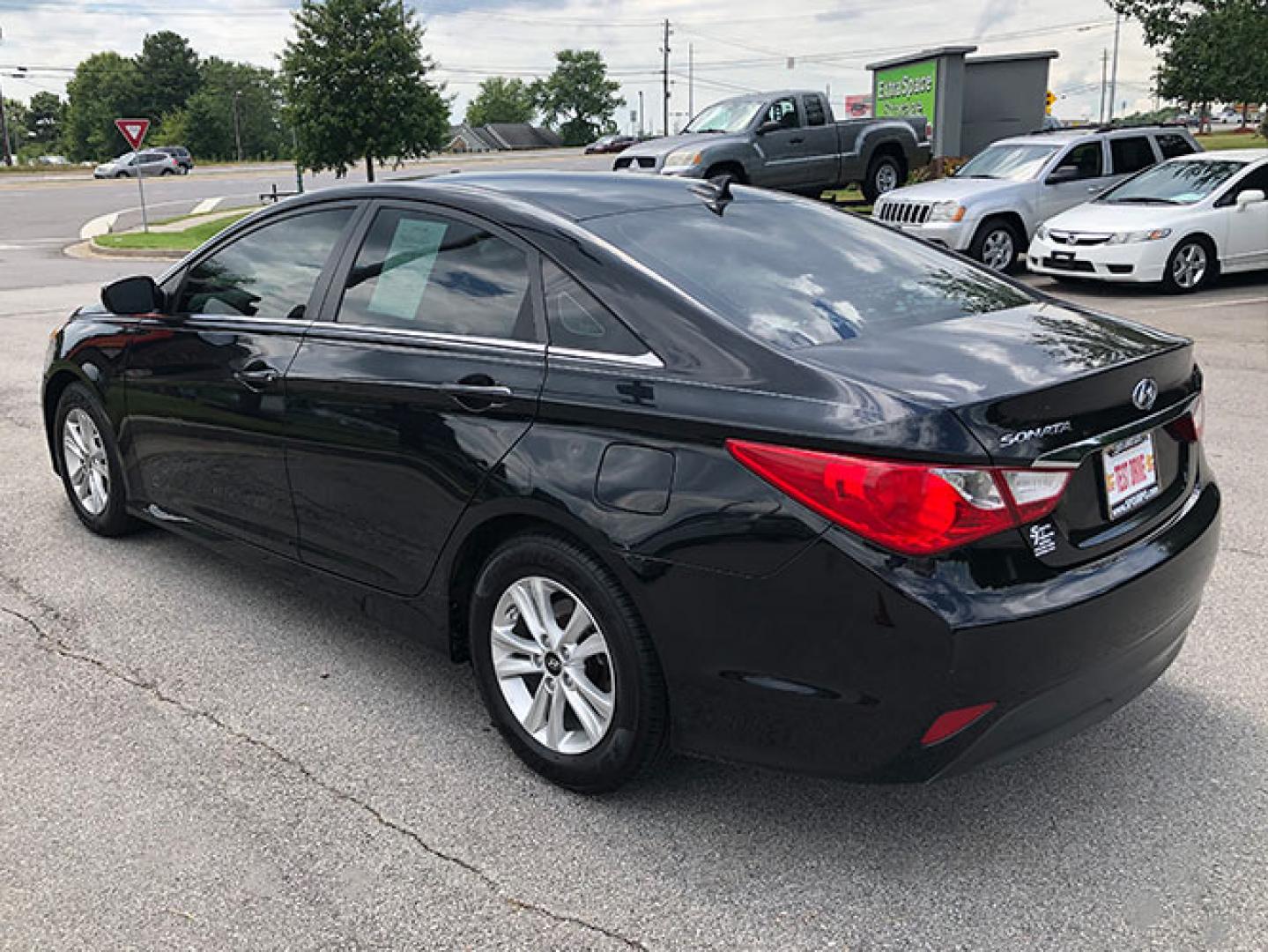2014 Hyundai Sonata GLS (5NPEB4AC8EH) with an 2.4L L4 DOHC 16V engine, 6-Speed Automatic transmission, located at 620 Jesse Jewell Pkwy, Gainesville, GA, 30501, (678) 450-1000, 34.305923, -83.809784 - Photo#4