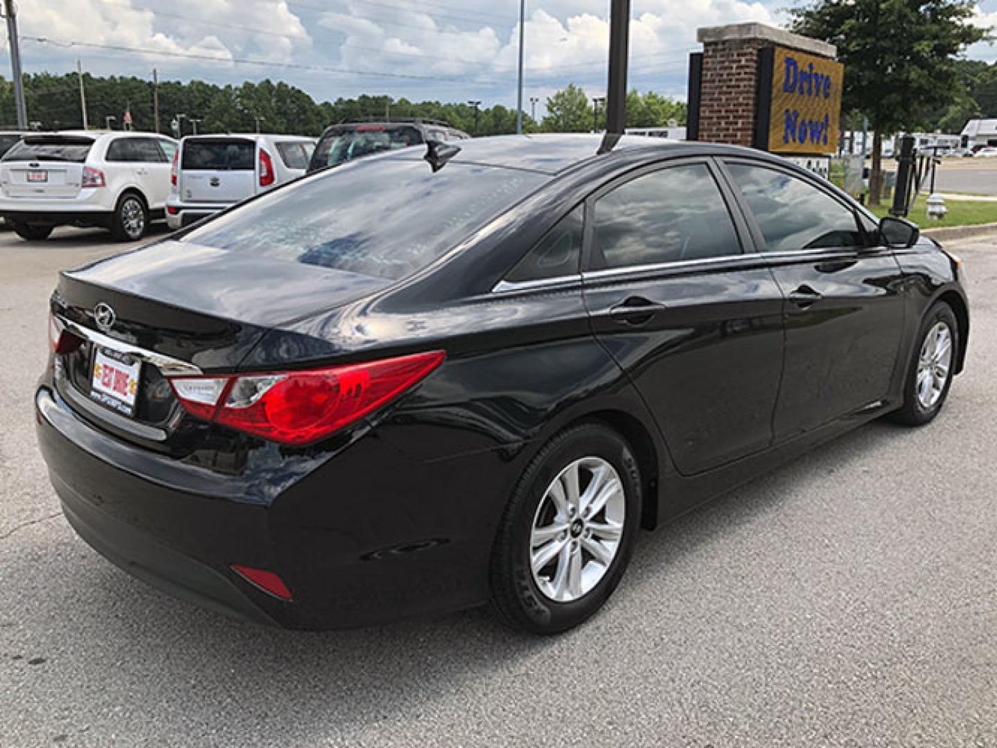 2014 Hyundai Sonata GLS (5NPEB4AC8EH) with an 2.4L L4 DOHC 16V engine, 6-Speed Automatic transmission, located at 620 Jesse Jewell Pkwy, Gainesville, GA, 30501, (678) 450-1000, 34.305923, -83.809784 - Photo#6