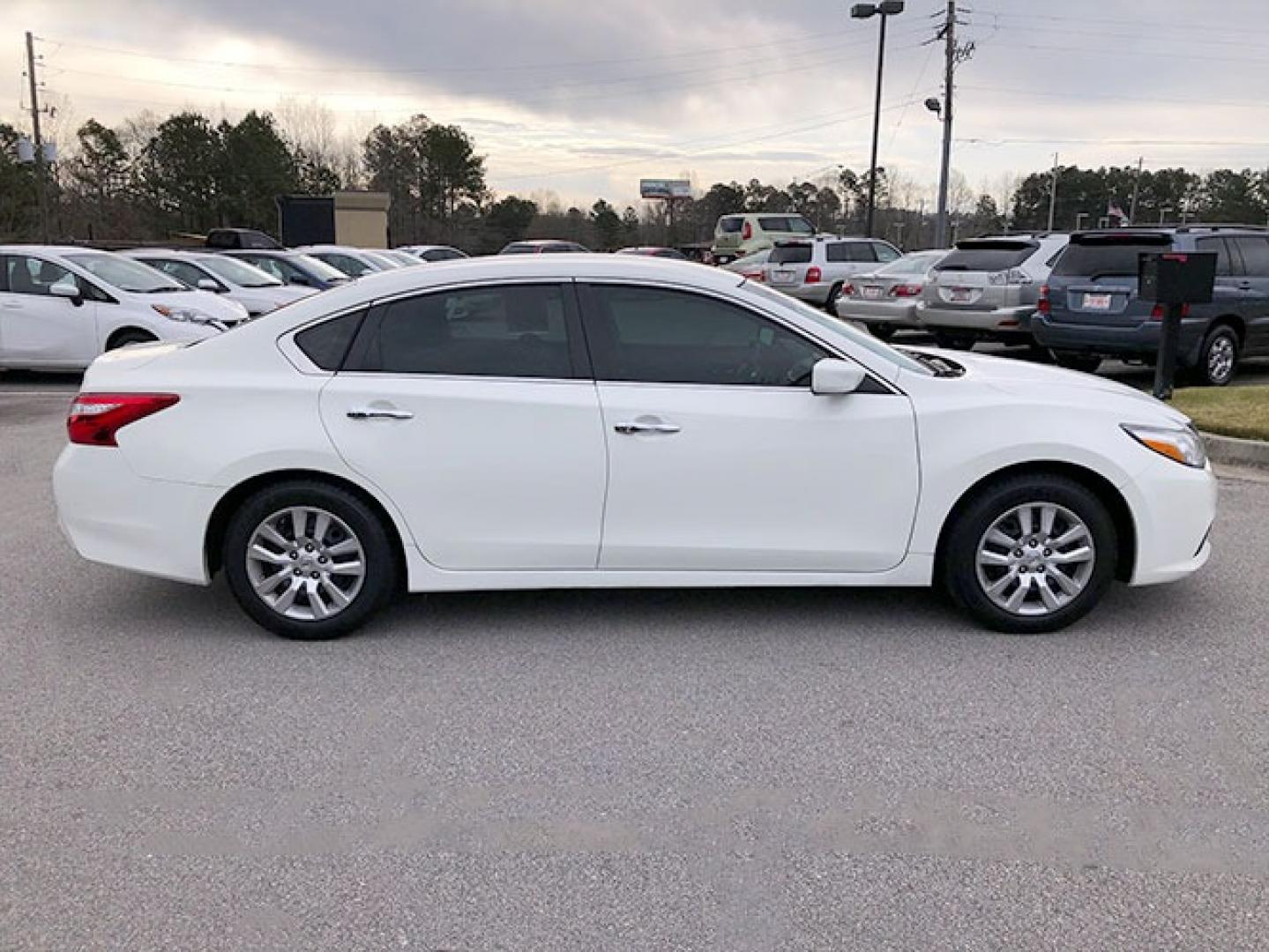 2016 Nissan Altima 2.5 SL (1N4AL3AP2GC) with an 2.5L L4 DOHC 16V engine, CVT transmission, located at 7710 Tara Blvd, Jonesboro, GA, 30236, (678) 450-1000, 33.544365, -84.367821 - Photo#7